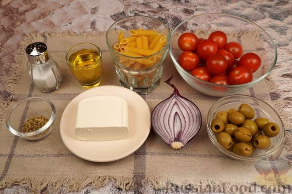 Салат с помидорами, макаронами, фетой и оливками