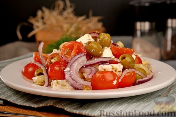 Салат с помидорами, макаронами, фетой и оливками