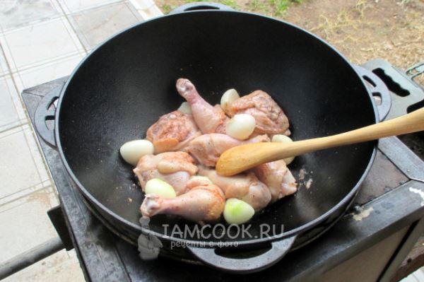 Курица с картошкой в казане на мангале
