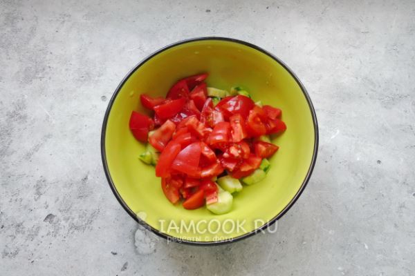 Салат из огурцов и помидоров с луком и чесноком