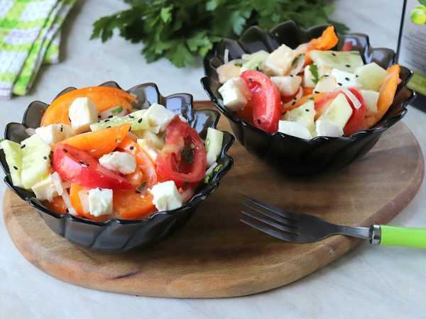 Салат из огурцов и помидоров с луком и чесноком