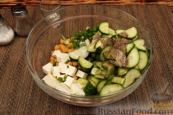 Салат из огурцов, нута и брынзы